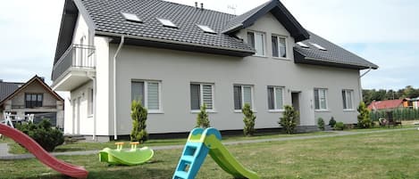 Außenseite Ferienhaus [Sommer]