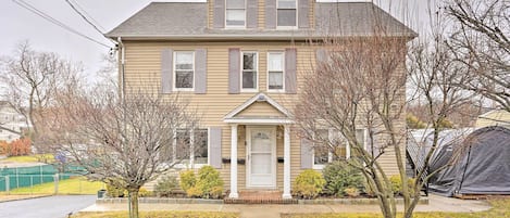 Mamaroneck Vacation Rental | 3BR | 3BA | 1 Step Required | 1,997 Sq Ft