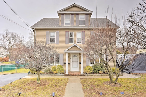 Mamaroneck Vacation Rental | 3BR | 3BA | 1 Step Required | 1,997 Sq Ft