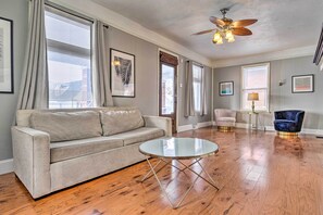 Living Room | Free WiFi | Smart TV