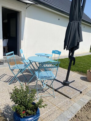 la porte d'entrée qui donne directement sur la terrasse et le jardin.