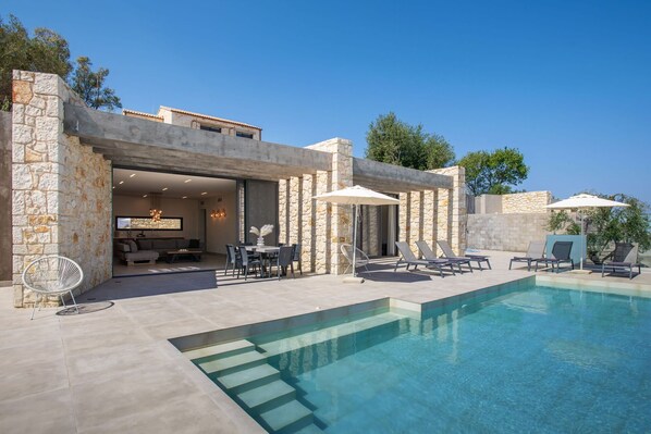 Building Exterior, Outdoor, Pool
