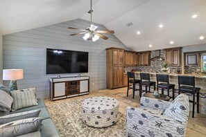 Living Room | Smart TV | WiFi | Central A/C