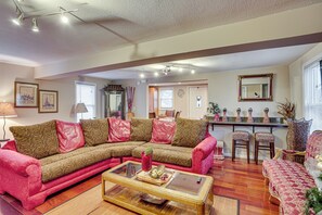 Living Room | 2nd Floor | Central Air Conditioning | Smart TV
