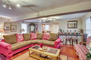 Living Room | 2nd Floor | Central Air Conditioning | Smart TV