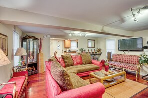 Living Room | 2nd Floor | Central Air Conditioning | Smart TV