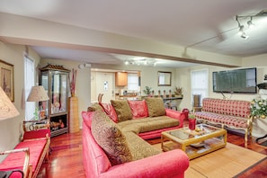 Living Room | 2nd Floor | Central Air Conditioning | Smart TV