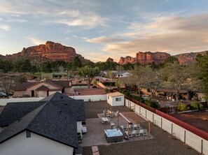 The incredible views of the famous Bell Rock, Cathedral Rock, Castle Rock, Courthouse Butte and the House Mountains surround our newly updated home. Oak Creek shopping, golfing, art, restaurants and grocery are all within walking distance!