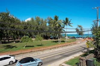 Cool retreat at the entrance to Lanikai. Very Close to Beach. 3 Primary Bedrooms
