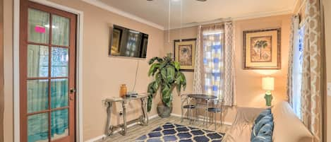 Shreveport Vacation Rental | 1BR | 1BA | Stairs Required | 700 Sq Ft