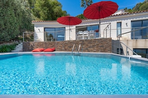 Vue extérieur avec piscine villa Seaside Lavandou Saint-Clair 4