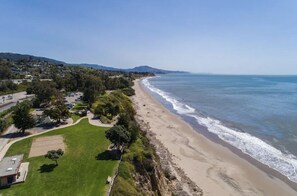 Walk only 5 minutes to Summerland Beach & Lookout Park 
