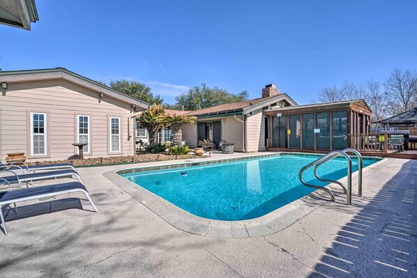 San Antonio Vacation Rental | 4BR | 2BA | 1 Small Step to Enter | 1,953 Sq Ft