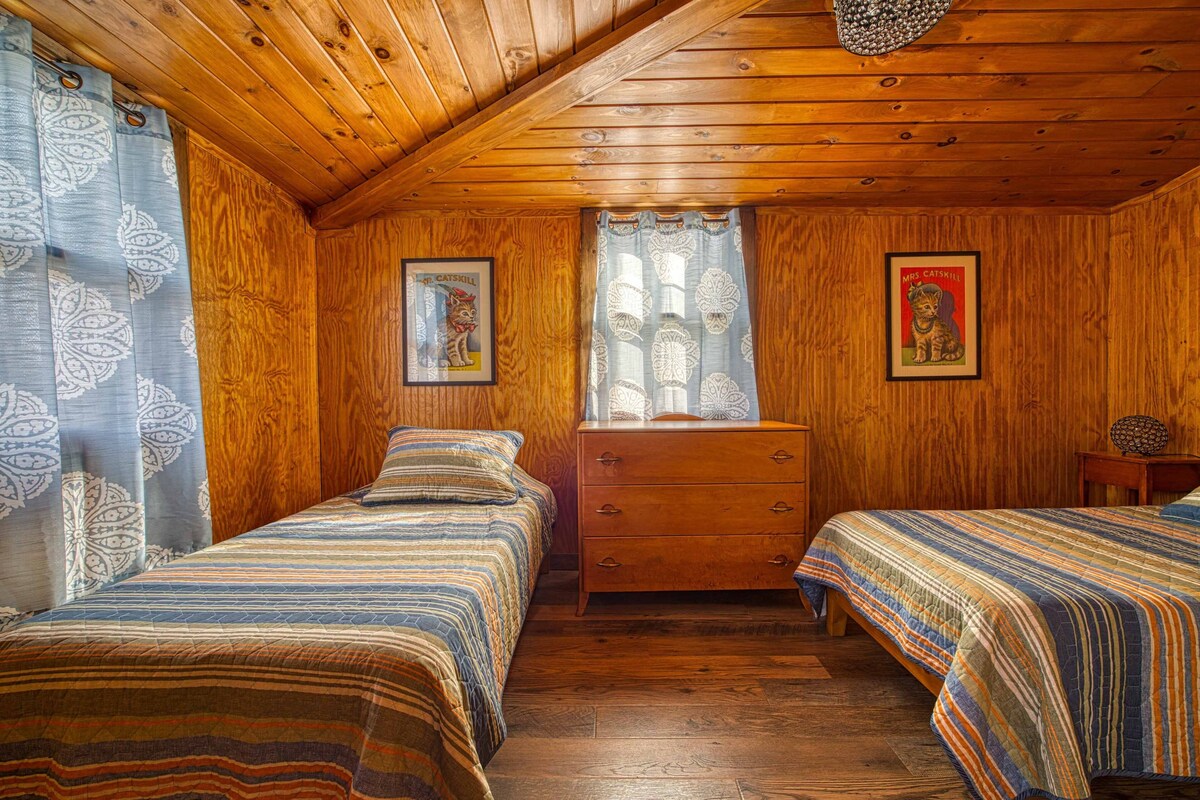 Catskills Cottage w/ Deck, 7 Mi to Hunter Mtn