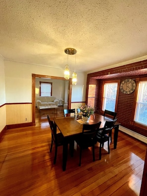 Dining room , perfect for eating dinner with loved ones and friends!