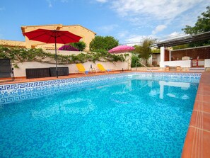 L'Eau, Ciel, Plante, Propriété, Bâtiment, Piscine, Bleu Azur, Arbre, Parapluie, Mobilier De Jardin