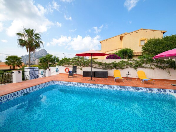 L'Eau, Nuage, Plante, Ciel, Bâtiment, Piscine, La Nature, Bleu Azur, Arbre, Mobilier De Jardin