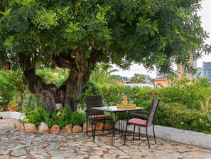 Plante, Meubles, Table, Bâtiment, Arbre, Ombre, Tableau De Plein Air, Mobilier De Jardin, Herbe, Paysage Naturel