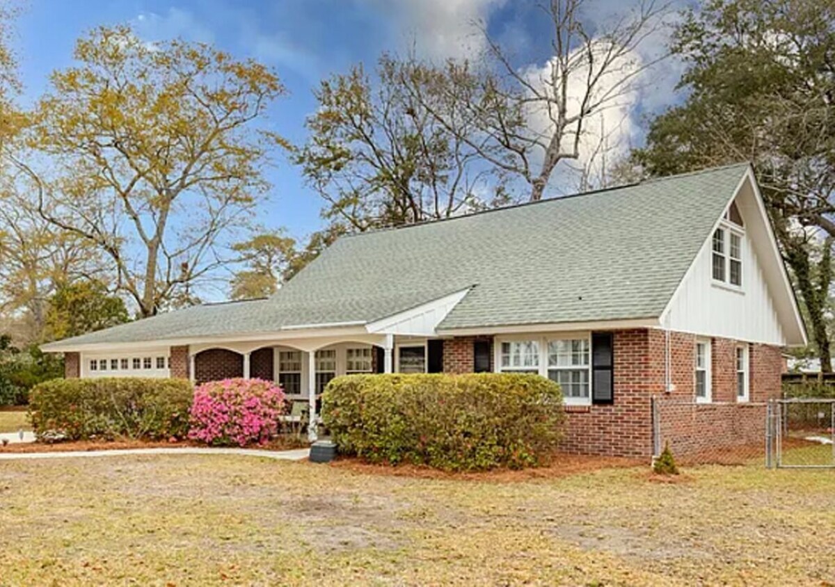 Spacious 3BR 2 BA home located 10 mins from Folly Beach and Downtown Charleston!