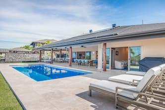 Stunning tropical retreat near the beach with pool, views & spacious lanai