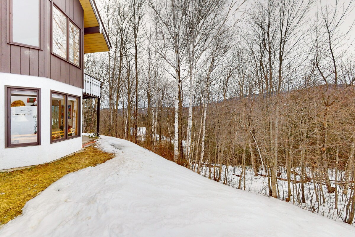 Mountain view, 2-story condo with fireplace & pool table – 1 mile to Story Land