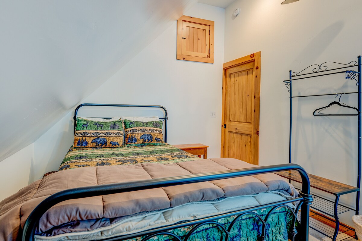 Tranquil home with fireplace, kitchen, patio gas grill, washer/dryer, & WiFi
