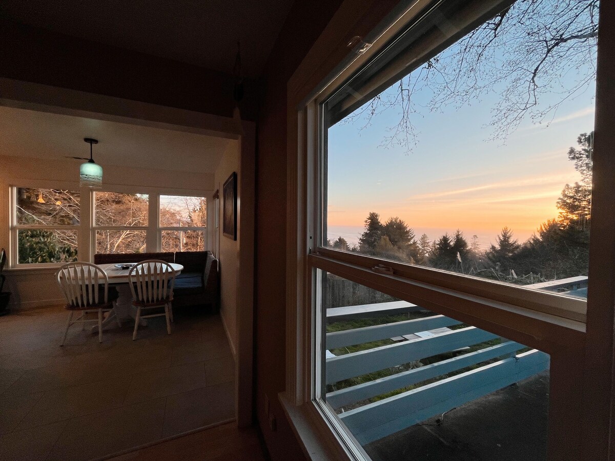 Private oasis, convenient location in Trinidad w/hot tub, sauna & ocean views!