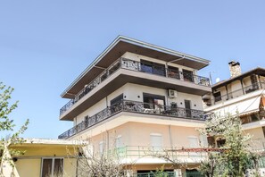 Vista frontal de la propiedad