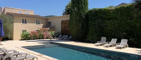 piscine privative chauffée avec une immense terrasse 