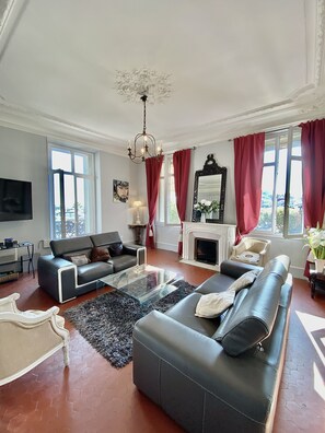 holiday apartment in cannes Haussmann style