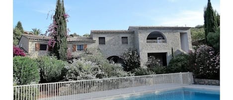 Vue des 4 villas mitoyennes avec piscine.
La 3 est  deuxième à droite du cyprès.