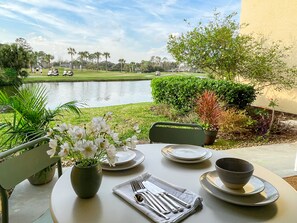 Alfresco dining in paradise!