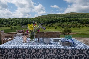 Housedon Haugh - alfresco dining