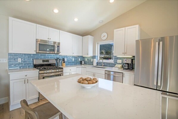 Full Size Appliances and Kitchen Island