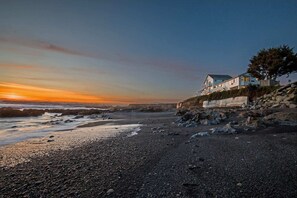 Our Black Sands Inn - steps from the ocean