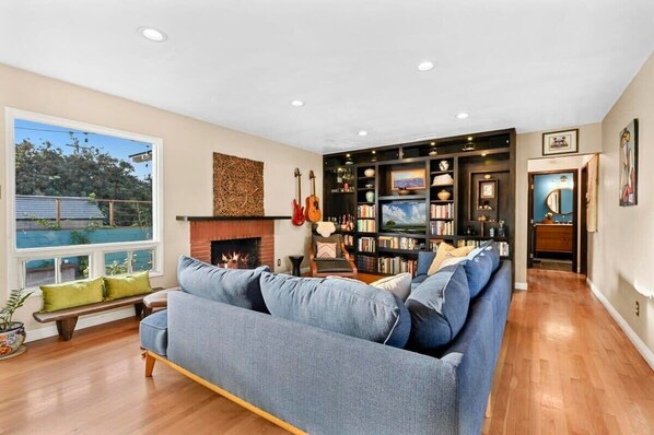Spacious living room with a view right into the back patio