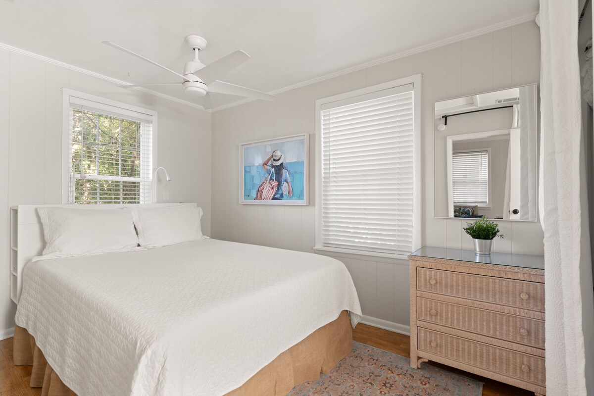 Adorable East Beach 1-bedroom cottage. Perfect little hideaway!