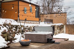 Outdoor spa tub