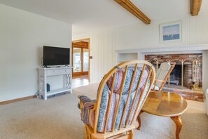 Living Room | Smart TV | Fireplace