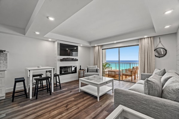 Spacious living room, entertainment center, amazing view!