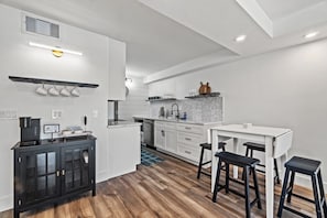 Coffee station, Keurig, fully stocked kitchen