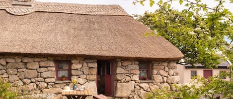 'An Sceach Gheal' Enchanted Thatched Cottage