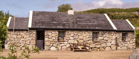 'An Nead' Artisit's Bangor-slate roof cottage