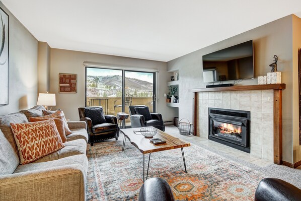 Home Decor, Furniture, Indoors, Living Room, Fireplace