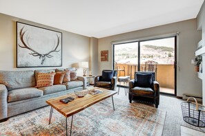 Home Decor, Furniture, Indoors, Living Room, Couch
