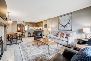 Home Decor, Furniture, Indoors, Living Room, Couch