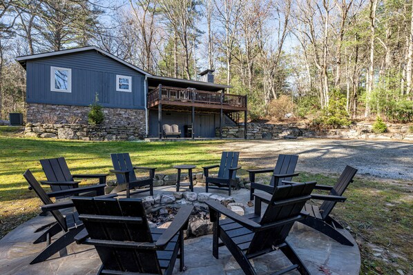 Firepit with 8 chairs wood supplied by host