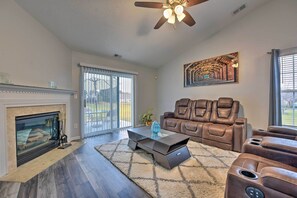 Living Room | Gas Fireplace | Central A/C | Smart TV | Cable