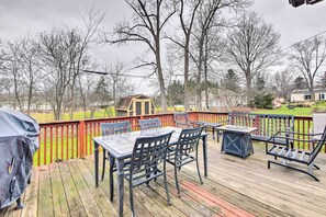 DeckDeck | Gas Grill | Fire Pit | Outdoor Seating & Dining | Free WiFi