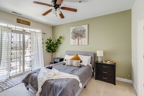 Bedroom 1(Master) - Queen bed with en suite bathroom with jacuzzi tub